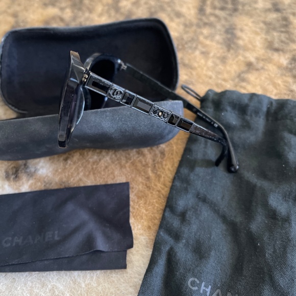 Chanel sunglasses - Picture 2 of 5